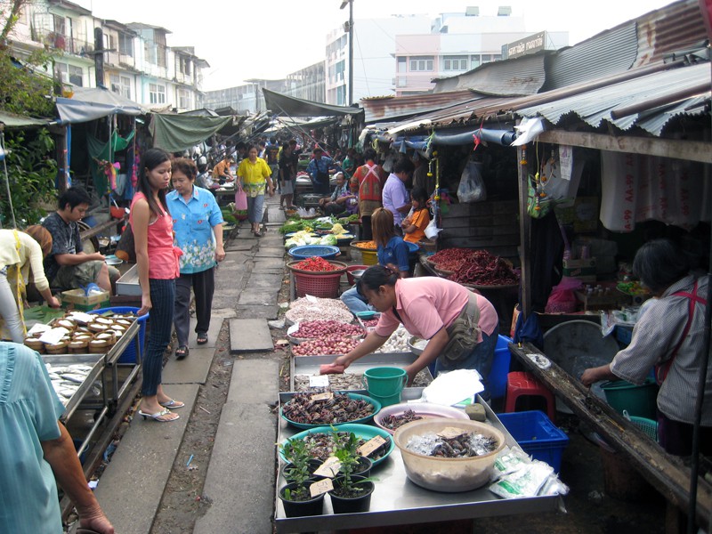 maeklong-railway-market-03